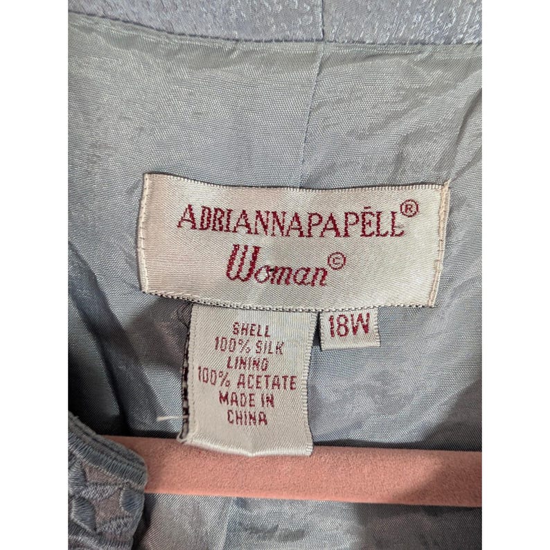 Chaqueta de seda Adrianna Papell para mujer, talla 18W, color azul, con cuello mandarín bordado. imagen 2
