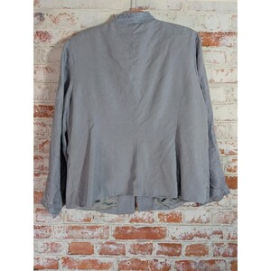 Chaqueta de seda Adrianna Papell para mujer, talla 18W, color azul, con cuello mandarín bordado. imagen 3