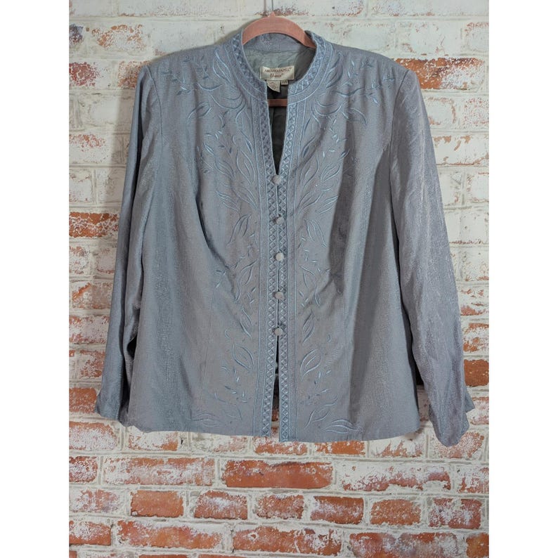 Chaqueta de seda Adrianna Papell para mujer, talla 18W, color azul, con cuello mandarín bordado. imagen 1
