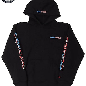 Puede incluir: Sudadera con capucha negra con bolsillo delantero y capucha con cordón. Las mangas y la capucha presentan un diseño rojo, blanco y azul. La sudadera tiene el texto "Titan Hub" en la parte superior izquierda.