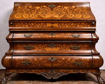 Importante cómoda/escritorio abombada holandesa de la época de Luis XV, con marquetería, que data del siglo XVIII.