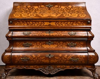 Important Dutch Louis XV period curved sciban commode, in marquetry, dating from the 18th century.