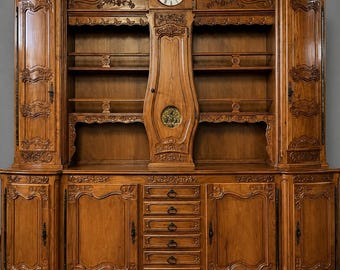 Important buffet deux-corps Louis XV galbé en merisier avec horloge intégrée – XXe siècle