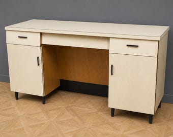 Bureau moderniste en formica, travail des années 1950, aux lignes sobres et fonctionnelles.