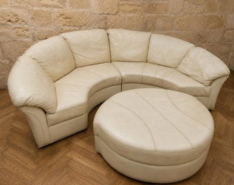 Canapé d’angle panoramique Nieri en cuir crème avec ottoman assorti