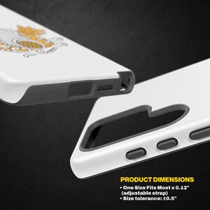Puede incluir: Una funda de tel&eacute;fono blanca con interior gris oscuro y un dise&ntilde;o gr&aacute;fico amarillo y blanco. Las dimensiones del producto se indican como One Size Fits Most x 0,30 cm con correa ajustable y una tolerancia de tama&ntilde;o de m&aacute;s o menos 1,27 cm.