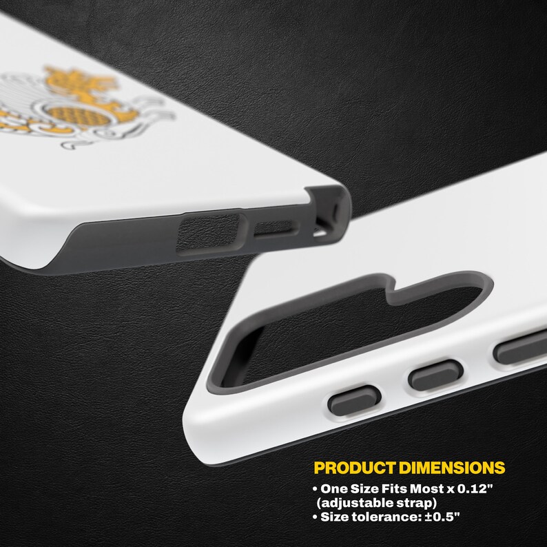 Puede incluir: Una funda de tel&eacute;fono blanca con interior gris oscuro y un dise&ntilde;o gr&aacute;fico amarillo y blanco. Las dimensiones del producto se indican como One Size Fits Most x 0,30 cm con correa ajustable y una tolerancia de tama&ntilde;o de m&aacute;s o menos 1,27 cm.