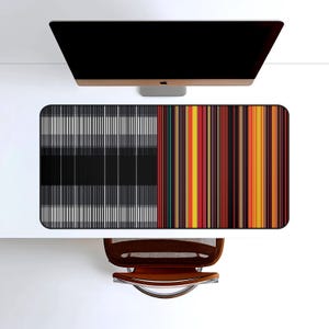 Abstract gesplitst streeppatroon op bureaumat voor moderne technische werkplekopstelling