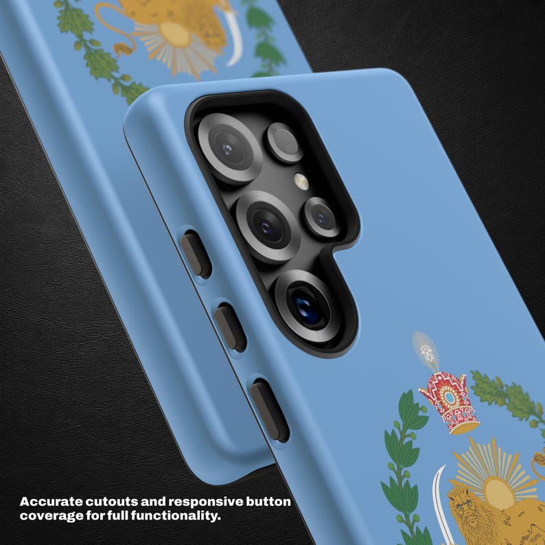 Puede incluir: Una funda de smartphone azul claro con un emblema impreso de un le&oacute;n, una corona y ramas de laurel verdes. La funda tiene un recorte negro para el m&oacute;dulo de c&aacute;mara con varias aberturas para lentes y botones laterales negros.