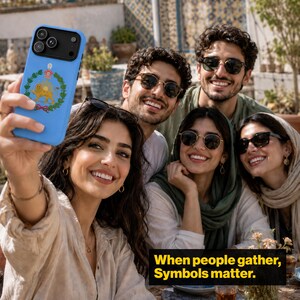 Puede incluir: Una funda de smartphone azul claro con un emblema central de un le&oacute;n dorado sosteniendo una espada dentro de una corona de laurel verde. La funda tiene un m&oacute;dulo de c&aacute;mara negro. El texto inferior dice: When people gather, Symbols matter.