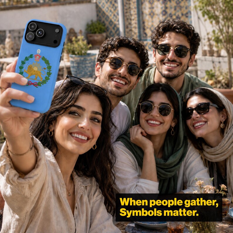 Puede incluir: Una funda de smartphone azul claro con un emblema central de un le&oacute;n dorado sosteniendo una espada dentro de una corona de laurel verde. La funda tiene un m&oacute;dulo de c&aacute;mara negro. El texto inferior dice: When people gather, Symbols matter.