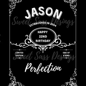 Puede incluir: Un letrero rectangular negro con bordes decorativos blancos y el texto JASON, ESTABLISHED IN 2004, HAPPY 22ND BIRTHDAY, LIMITED EDITION, ONE OF A KIND y Perfection. El diseño presenta adornos de volutas en las esquinas.