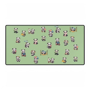 Może przedstawiać: Prostokątna zielona mata na biurko z powtarzającym się wzorem pand z kreskówek. Pandy przedstawione są w różnych pozach, niektóre trzymają parasole, inne malują, a inne relaksują się w hamakach. Mata ma czarną obwódkę.