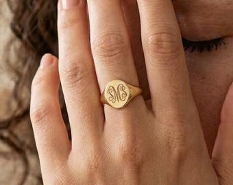 Sierlijke zegelring met monogram • Gepersonaliseerde initiaalring • Aangepaste gegraveerde zegelring pink • Gouden zegelring voor dames en heren