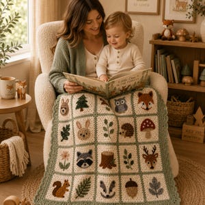 Puede incluir: Una manta de ganchillo de color crema con una cuadrícula de paneles cuadrados, cada uno decorado con un motivo forestal único que incluye animales, árboles y plantas, bordeada por un borde festoneado y una cuadrícula verde salvia.