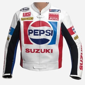 Könnte beinhalten: Eine weiß-rot-blaue Motorradjacke mit dem Pepsi-Logo auf der Brust. Die Jacke ist mit verschiedenen Sponsorenlogos wie Suzuki, Michelin, Motul, Arai und Team Yoshimura versehen und hat schwarze Einsätze entlang der Ärmel.