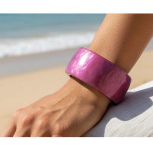 Brazalete XL de concha de capiz • Ajuste de 72 mm • Pulsera llamativa de 38 mm de ancho • Base de madera
