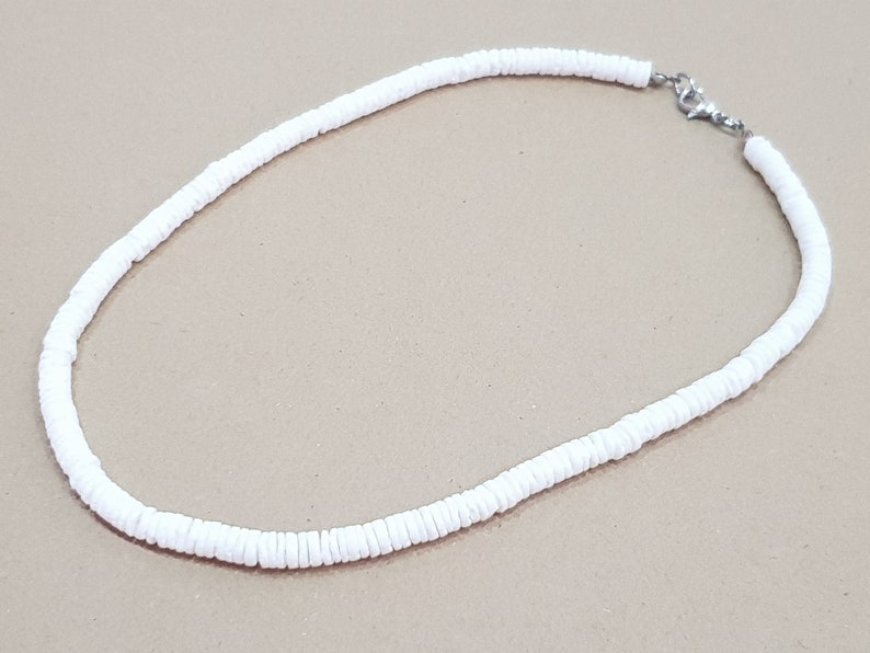 Collana da surfista con conchiglia puka da 42 cm realizzata con conchiglie vere da 6 mm / Collana da surfista con conchiglia Maui gioielli da spiaggia / stile boho, moda da spiaggia, conchiglie boho immagine 1