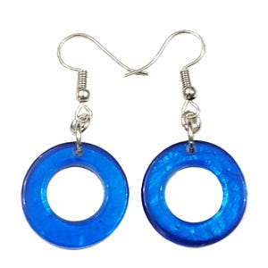 K&ouml;nnte beinhalten: Ein Paar blaue Creolen. Jeder Ohrring hat einen durchscheinenden, kreisf&ouml;rmigen blauen Anh&auml;nger mit einem silberfarbenen Haken. Die Ohrringe sind zum Tragen bestimmt und verleihen jedem Outfit einen Farbtupfer.