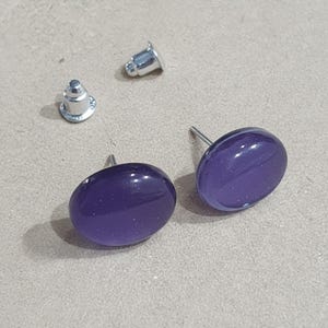 Irregular rounded 10-12mm natural Capiz shell earrings in minimalist style light lila