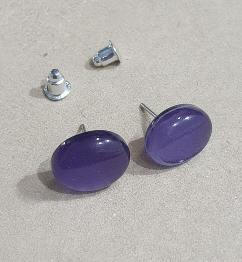 Irregular rounded 10-12mm natural Capiz shell earrings in minimalist style light lila