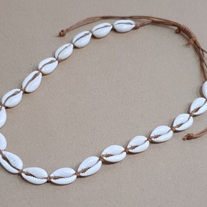 Muschelkette, Surferkette / OBX Kette mit Cowriemuscheln 42-60cm verstellbares Baumwollband / Beach-Kette / Muschelkette / SB-1183