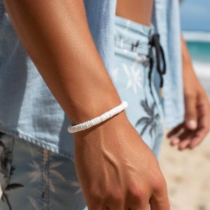 Puka Shell Stretcharmband • 5 mm Naturvita snäckor • Elastiskt strandarmband • Handgjorda surfarsmycken • Alona Beach
