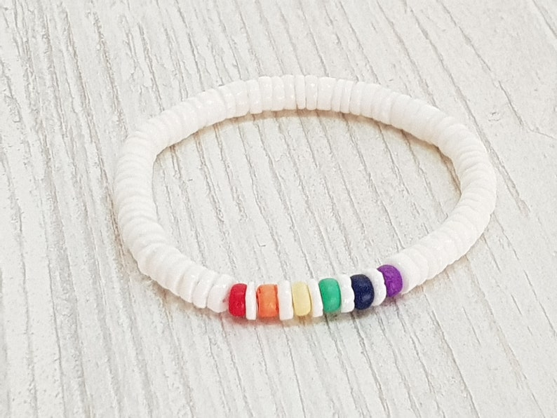 Bracelet Surfer Beach 5 mm, Collection Pride, Boho Island Beachwear, Mode OBX, Bijoux Surfeur, Bracelet d'amitié Puka Shell, LGBT/ BG2895 image 1