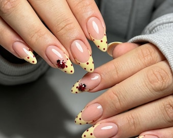 Uñas postizas personalizadas de lunares amarillos con un lindo detalle de mariquita, estilo primaveral y divertido, ideales para fiestas en el jardín o para uso diario. Set hecho a mano con pegamento.