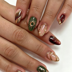Uñas postizas personalizadas, color verde oscuro vino, sol, luna, alambre dorado, adorno de perlas, uñas postizas vintage celestiales de lujo hechas a mano para fiestas.