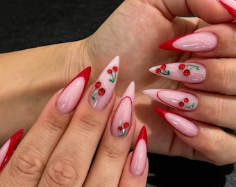 Uña postiza personalizada, punta francesa roja con detalle de cereza y hoja verde, acabado brillante, uñas divertidas para bodas y celebraciones de verano.