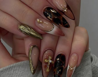 Uñas postizas personalizadas con diseño de carey y cruz dorada, lujosas uñas postizas con diseño de mármol marrón y detalles de perlas, elegantes uñas postizas, manicura moderna con pegamento.