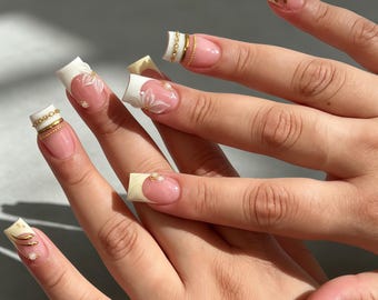 Handgjorda vita French Tip-pressnaglar, 3D-fjärilsguldkedja med pärldesign, hudfärgade lösnaglar, lyxiga långa fyrkantiga återanvändbara limnaglar