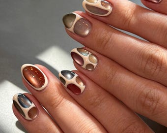 Vintage abstrakta färgblock cat eye press on naglar, krämvit kant oval konstnaglar, neutral metallisk glänsande återanvändbara limnaglar