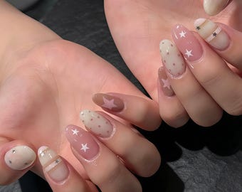 Uñas postizas personalizadas con base blanca lechosa y estampado de estrellas rosas, lindas uñas postizas con estética kawaii para la escuela o una cita nocturna.