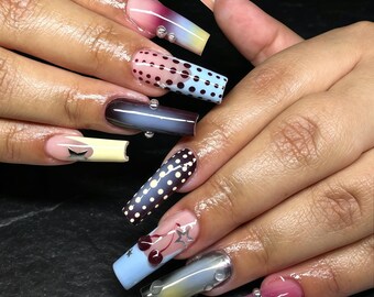Uñas postizas personalizadas, efecto degradado arcoíris con lunares y detalles de estrellas, vibrante mezcla de colores, uñas divertidas para bodas y eventos con temática de festival.