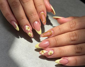 Krämgula French Tip-pressnaglar, handritade prästkrage-guldtrådspärla-mandel-lösnaglar, hudfärgade glansiga återanvändbara limnaglar för vardag och vardag