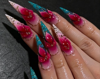 Uñas postizas personalizadas 3D con diseño floral rojo, base degradada rosa y azul, detalle de línea de puntos dorados, lujosas uñas postizas reutilizables con diseño floral esculpido a mano.
