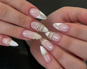 Uña postiza personalizada, punta francesa nude con anillo dorado y banda de diamantes de imitación, estilo minimalista de lujo, uñas de boda refinadas para la novia moderna.