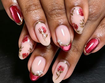 Uña personalizada a presión, rosa roja y hoja de oro sobre base nude con detalle de perla, detalle lujoso, uñas opulentas para bodas en eventos con temática real.