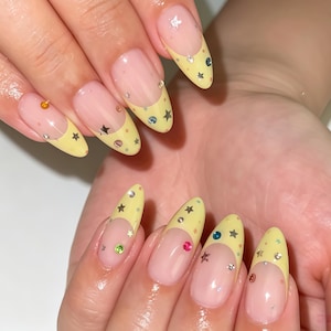 Unghie finte personalizzate da applicare, con intarsio di piccoli strass a forma di stella francese color giallo pallido, unghie finte minimaliste e dolci, fatte a mano, perfette per tutti i giorni, in stile Y2K.