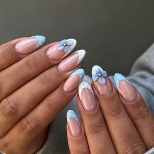 Unhas postiças personalizadas com bolinhas azuis e ponta francesa, com flor 3D, perfeitas para a primavera, ideais para o dia a dia ou festas. Conjunto de manicure artesanal com cola.
