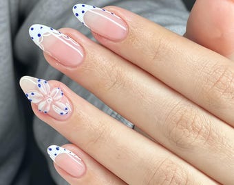 Uñas postizas personalizadas con punta francesa y lunares azules, con diseño de flor 3D, estilo primaveral, ideales para uso diario. Set de manicura artesanal con pegamento.