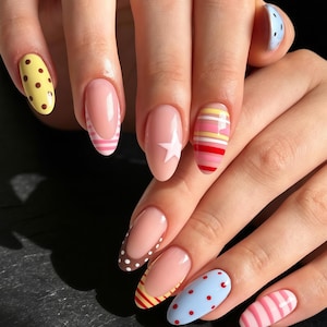 Uñas postizas personalizadas con lunares y rayas en tonos pastel, estilo retro adorable, manicura colorida para pegar, ideal para el verano o cumpleaños, set reutilizable.