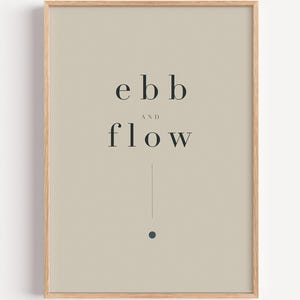 Könnte beinhalten: Ein gerahmter Kunstdruck mit hellbeigem Hintergrund und dem schwarzen Text "ebb" über dem kleineren Wort "AND" und dem Wort "flow" darunter. Eine dünne vertikale Linie verläuft vom Text nach unten zu einem kleinen dunkelblauen Punkt.