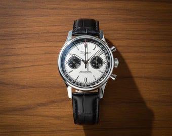 Orologio cronografo meccanico con cassa in acciaio inossidabile e cinturino in pelle nera, stile classico, adatto per occasioni formali e informali. Uomo