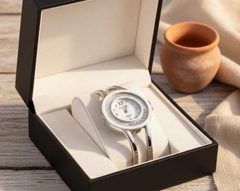 Moderno orologio da polso da donna con bracciale in argento lucido, per un'eleganza e uno stile quotidiani.