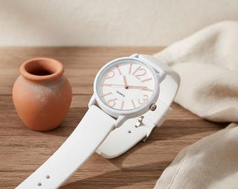Orologio da polso minimalista al quarzo con cinturino in silicone bianco per eleganza e funzionalità quotidiane.