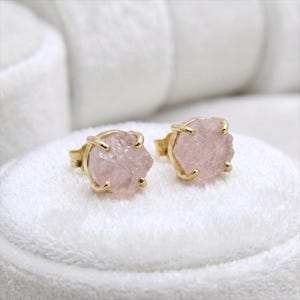 Pendientes de cuarzo rosa natural, pendientes de piedras preciosas naturales, joyería de cuarzo rosa (piedra de nacimiento), pendientes de oro, joyería de cristal hecha a mano