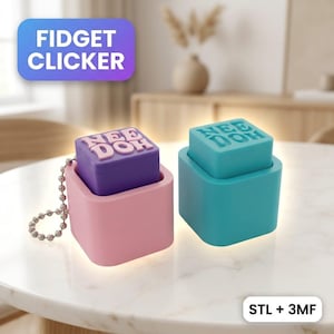Może przedstawiać: Dwie kwadratowe zabawki typu fidget clicker z wytłoczonym napisem NEE DOH na górze. Jedna ma fioletową górę i różową podstawę ze srebrnym łańcuszkiem kulkowym, druga jest w całości turkusowa. Obraz zawiera tekst FIDGET CLICKER oraz STL + 3MF.